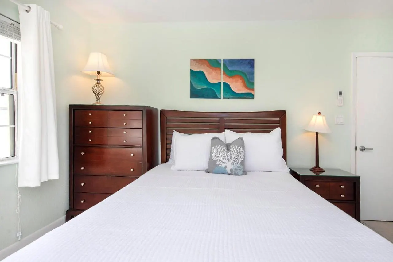 Snug Harbour View Condo #7 George Town 0*,